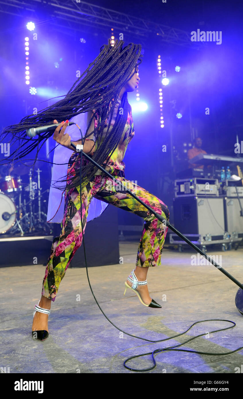 Solange tritt auf der Parkbühne während des ersten Aufführungstages des Glastonbury 2013 Festival of Contemporary Performing Arts auf der Pilton Farm, Somerset, auf. DRÜCKEN Sie VERBANDSFOTO. Bilddatum: Freitag, 28. Juni 2013. Bildnachweis sollte lauten: Anthony Devlin/PA Wire Stockfoto