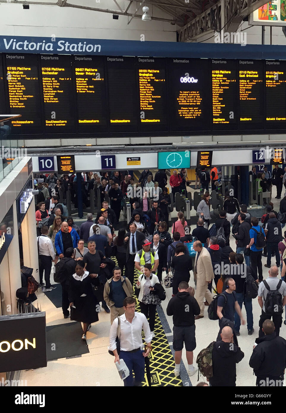 Pendler am Londoner Bahnhof Victoria, als in den frühen Stunden des EU-Referendums sintflutartige Regenfälle und Überschwemmungen Teile Londons und des Südostens überschwemmten, wobei die Londoner Feuerwehr in nur 90 Minuten mit einem Tagesanruf überflutet wurde. Stockfoto