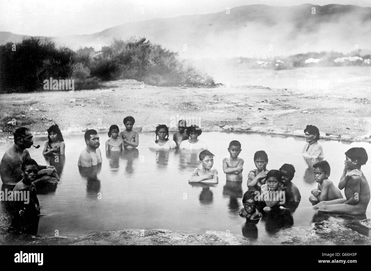 Die Maoris baden in den heißen Quellen von Korotiotiotio, Whakarewarewa. Stockfoto