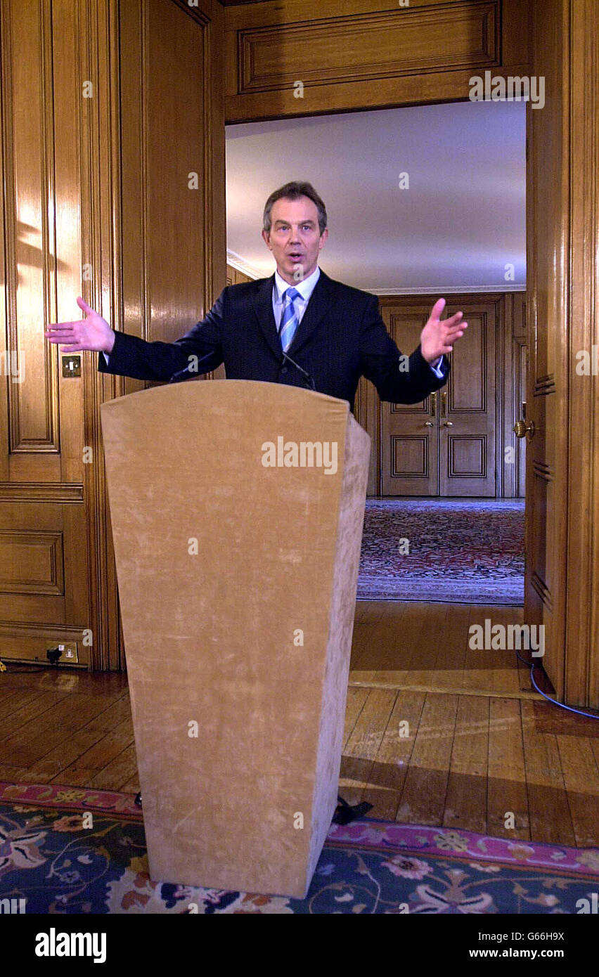 Premierminister Tony Blair sprach bei der monatlichen Pressekonferenz in der Downing Street Nr. 10 in London zu den Medien. Stockfoto