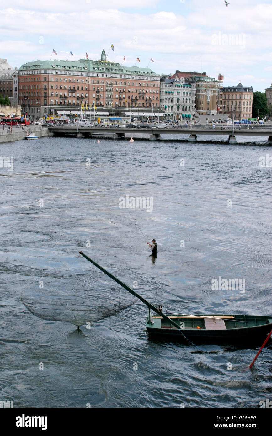 Mann Angeln im Zentrum von Stockholm Stockfoto