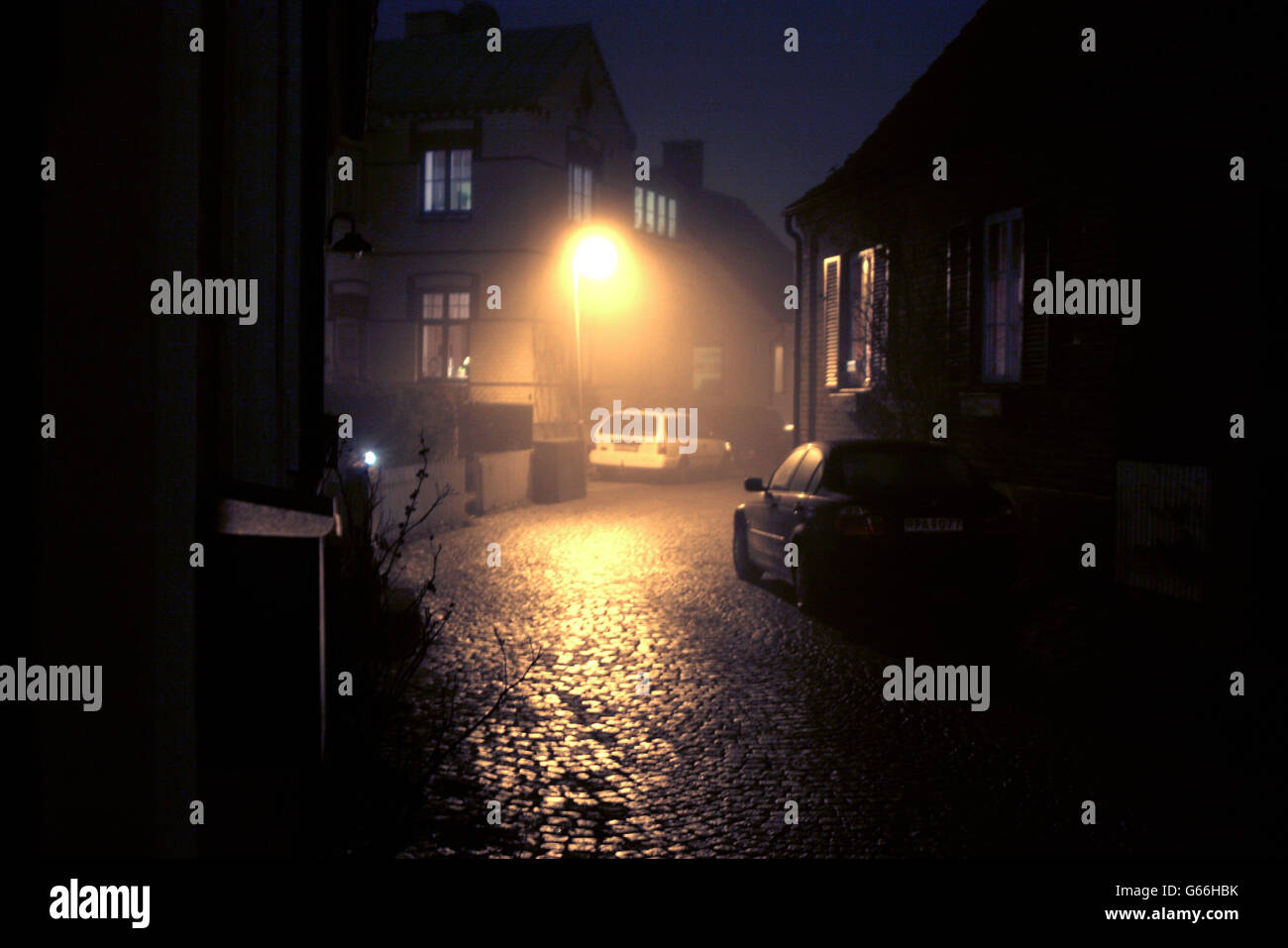 Nebel auf der Stadtstraße Stockfoto