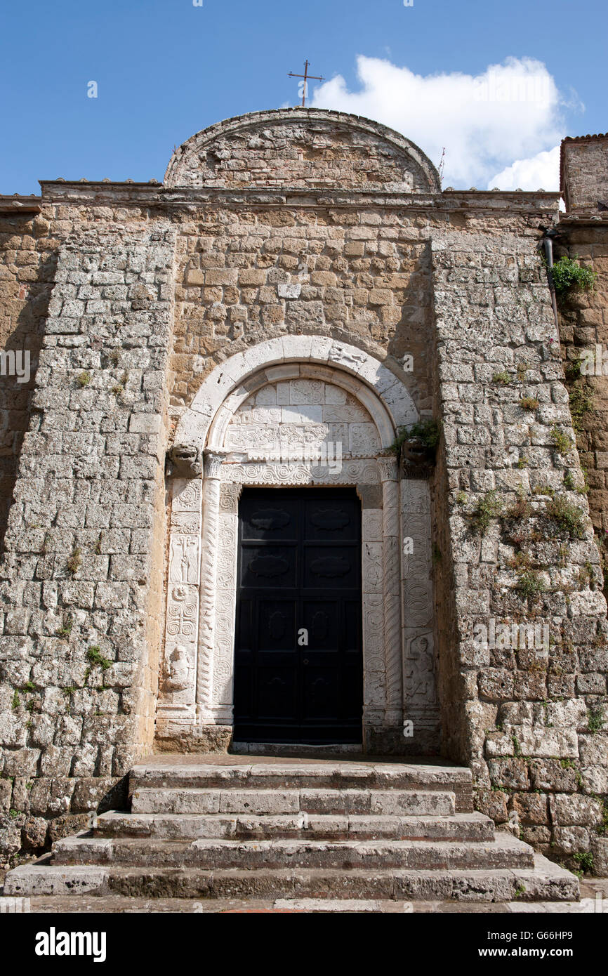 Alte Tür und Stein Bogen Cattedrale Sovana Stockfoto