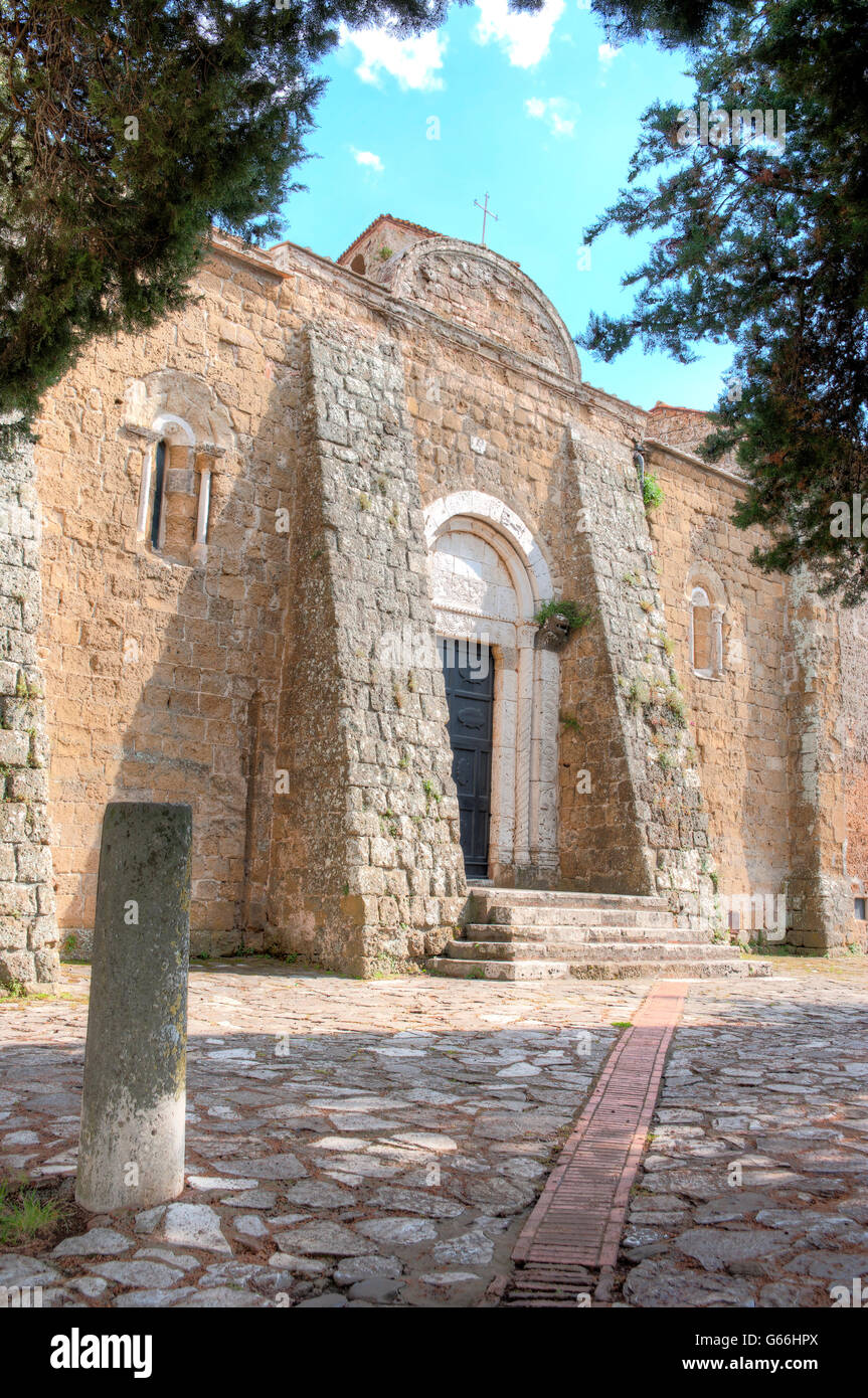 Fassade und Tor von Sovana Cattedrale Stockfoto