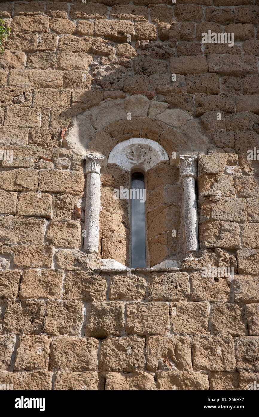 Altes Fenster/Finistra auf Sovana Cattedrale Sovana,Grosseto, Kathedralenfenster in Sovana, Stockfoto