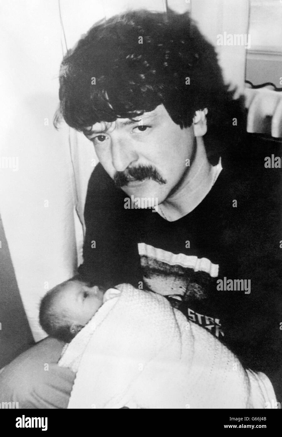 Bruce Munro, 29, mit seinem drei Monate alten Baby Karen. Munro aus Bucksburn, Aberdeen, wurde heute als einer der Überlebenden der Explosionskatastrophe auf der Nordsee-Ölförderplattform Piper Alpha genannt. Stockfoto