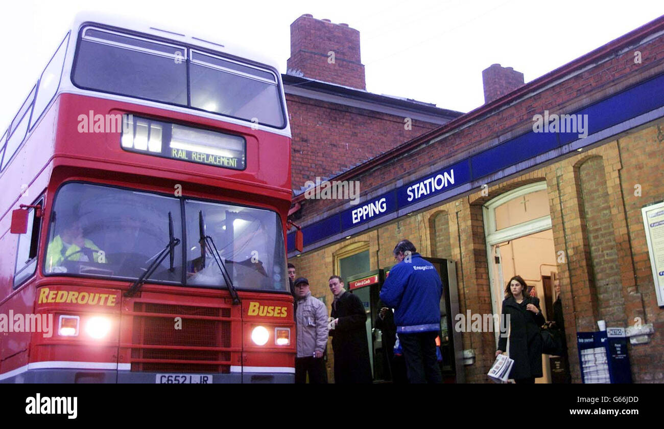 Pendler, die an samstagen an der Central Line Station in der Chancery Lane im Zentrum von London an der U-Bahn-Station Epping in Essex in einen Ersatzbus einsteigen. Stockfoto