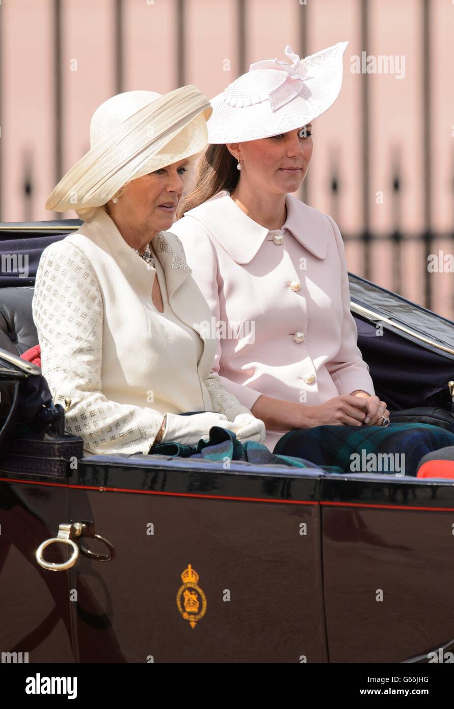 Die Herzogin von Cornwall und die Herzogin von Cambridge verlassen den Buckingham Palace im Zentrum von London, um an der jährlichen Trooping the Color Parade teilzunehmen. Stockfoto