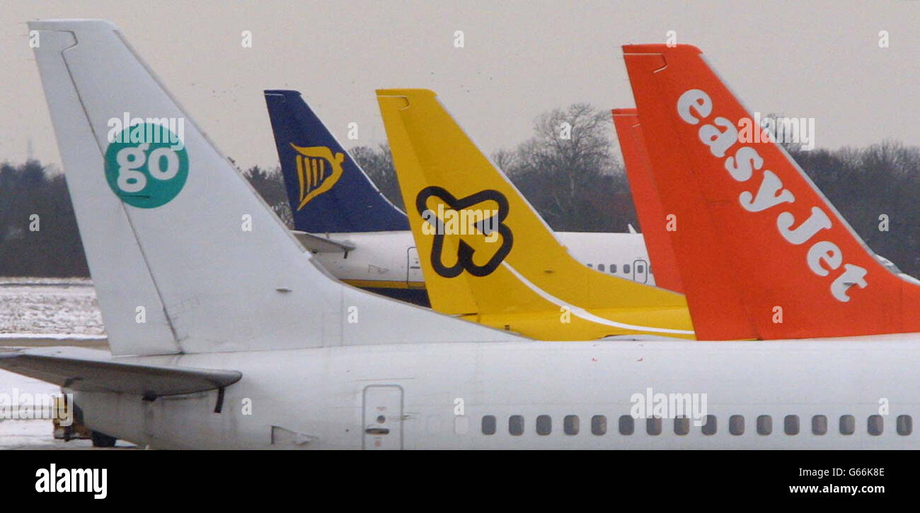 Billigflugzeuge - Go, Ryanair, Buzz und easyJet - am Flughafen Stansted. Ryanair verstärkte den Wettbewerb unter den Billigfluggesellschaften, da sie einen Deal zum Kauf des Rivalen Buzz abschob und eine unbändigende Bestellung neuer Flugzeuge ankündigte. * die Gruppe mit Sitz in Dublin will Buzz nach dem Kauf der Fluggesellschaft für nur 15 Millionen wieder rentabel machen. 25/02/03 : die Billigfluggesellschaft easyJet hat heute ihre Aktien nach der Enthüllung, dass sie ihre Flugpreise gekürzt hatte, um Passagiere zu ihren Flugzeugen zu bewegen, unter härteren wirtschaftlichen Bedingungen und verstärkter Konkurrenz. Die Gruppe, die Rivalen Go im vergangenen Mai gekauft, sagte für die Stockfoto
