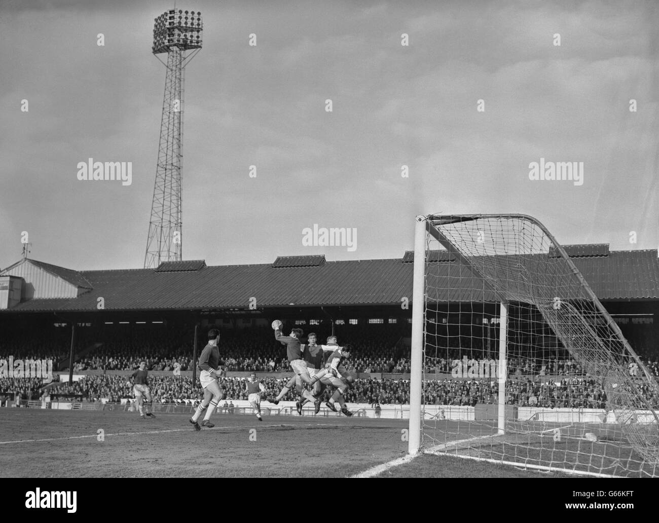 Chelsea-Torhüter Bert Murray holt den Ball von Arsenal Mitte-vorne Geoffrey Strong und außen links Alan Skirton (No 11) während der First Division Spiel Stamford Bridge in London. Murray hilft Chelsea rechts hinten Ken Shellito (Hintergrund). Murray, der bereits in der rechten Mitte gespielt hatte, übernahm das Tor, als Torhüter Peter Bonetti verletzt wurde und ins Krankenhaus gebracht werden musste. Stockfoto