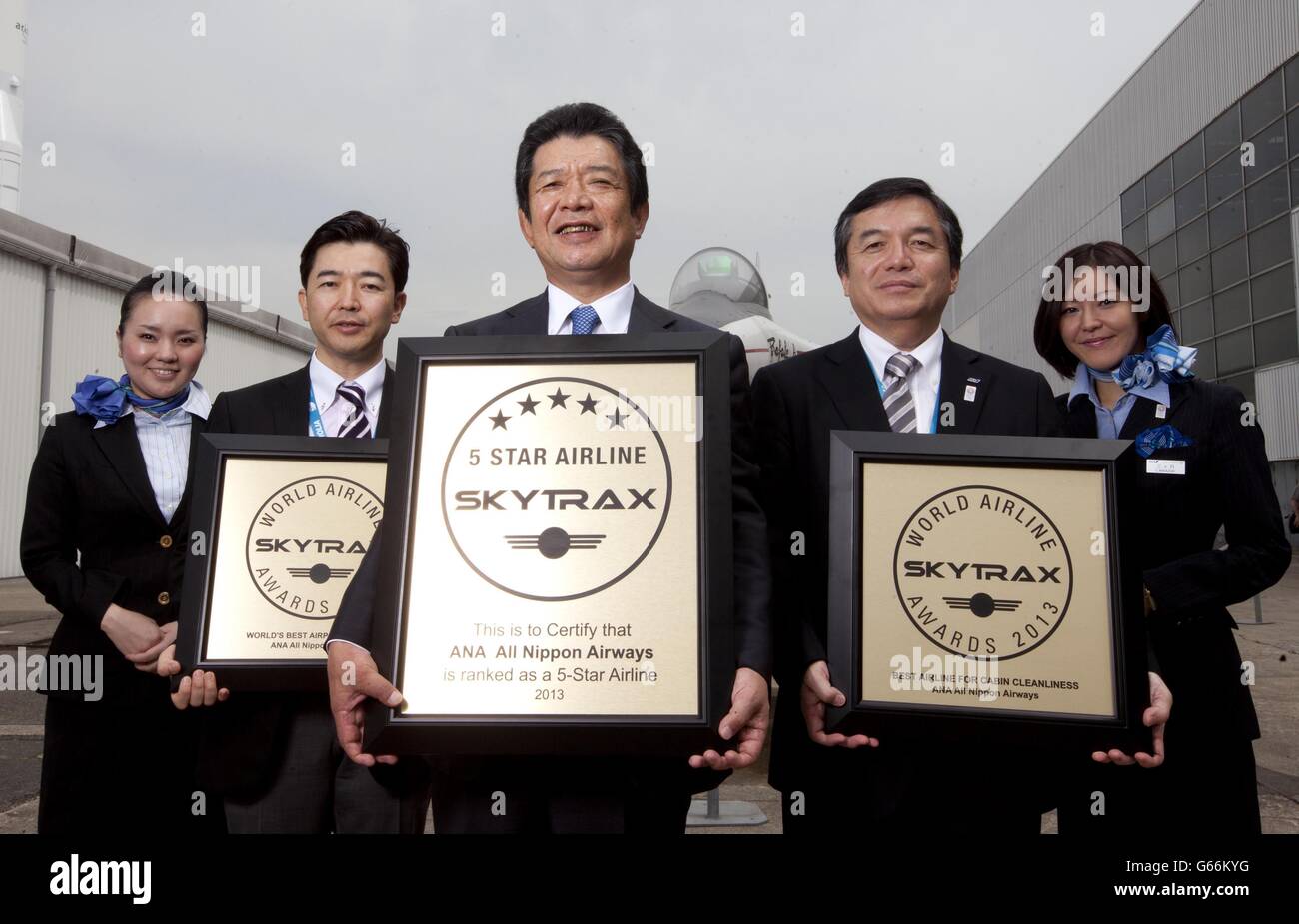 S Best Airport Services Award, Best Cabin Cleanliness Award und Anerkennung einer fünf-Sterne-Bewertung im Namen der Fluggesellschaft bei den SKYTRAX World Airline Awards während der Paris Air Show im Parc des Expositions Paris-le Bourget, Frankreich. PRESSEVERBAND Bilddatum: Dienstag, 18. Juni 2013. Zusätzlich zu diesen jüngsten Gewinnen ist ANA die einzige japanische Fluggesellschaft, die sich den Überfliegern der Luftfahrtindustrie anschließt, nachdem sie im März 2013 auch die renommierte fünf-Sterne-Bewertung der führenden Luftfahrtforschungsorganisation SKYTRAX erhalten hat. Der Bildnachweis sollte lauten: David Parry/PA Stockfoto