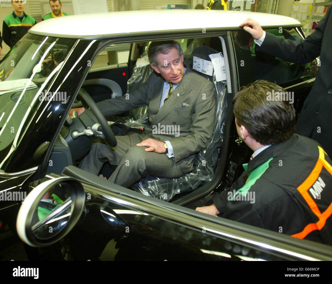 Der Prinz von Wales chattet mit Produktionsleiter Mick White, während er während eines Rundgangs durch die Produktionslinie in einem Mini im BMW Cowley-Werk in Oxfordshire Platz nimmt. * der Prinz traf einige der 4,500 Mitarbeiter, die bei der Produktion des neuen Mini mithelfen, der im Juli 2001 eingeführt wurde. Stockfoto