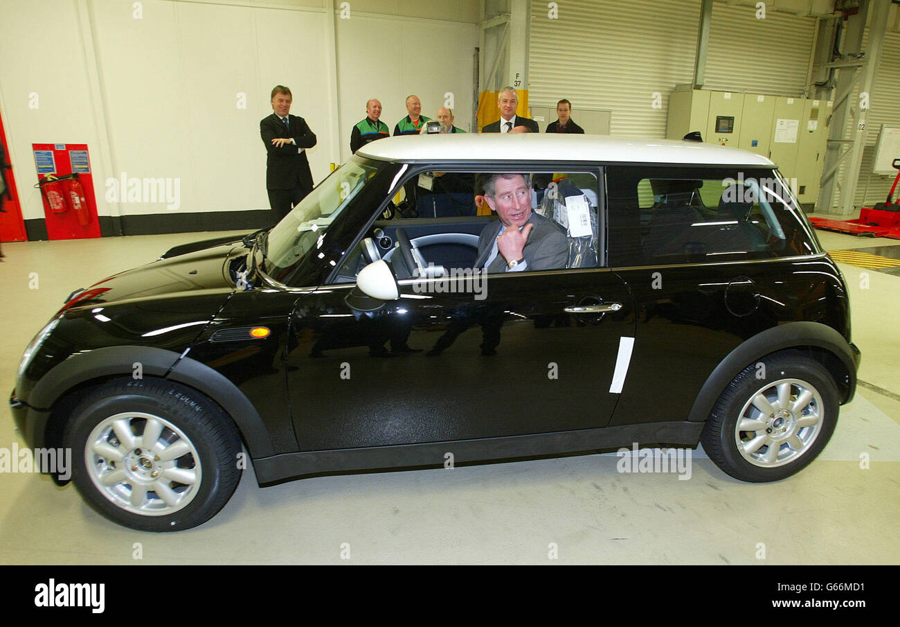 Der Prinz von Wales fährt einen Mini von der Produktionslinie im BMW Cowley-Werk in Oxfordshire. Der Prinz traf einige der 4,500 Mitarbeiter, die bei der Produktion des neuen Mini mithelfen, der im Juli 2001 eingeführt wurde. Stockfoto