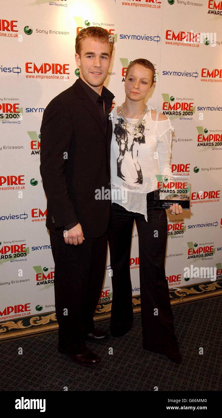 Schauspieler James Van der Beek posiert mit Samantha Morton, nachdem sie zur besten britischen Schauspielerin ernannt wurde, während der Empire Film Awards im Dorchester Hotel in London. Stockfoto