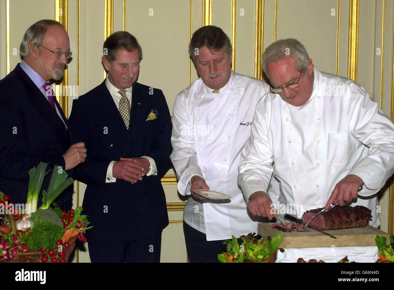 Der Prinz von Wales erwartet ein Stück britisches Spitzenbeef, das von James Viane (rechts), dem Küchenchef des britischen Botschafters, mit Brian Turner (2. Rechts), dem britischen Fernsehkoch, und Peter Barr (links) von MLC (Meat and Livestock commission, für Großbritannien) geschnitzt wurde. * der Prinz befindet sich in der Residenz des britischen Botschafters im Zentrum von Paris. Der Prinz wird den Tag in der französischen Hauptstadt verbringen, mit Präsident Chirac zusammentreffen und während seines Aufenthalts britisches Rindfleisch fördern. Es ist das erste Engagement des Prinzen in Paris seit dem Tod von Diana, der Prinzessin von Wales. Stockfoto