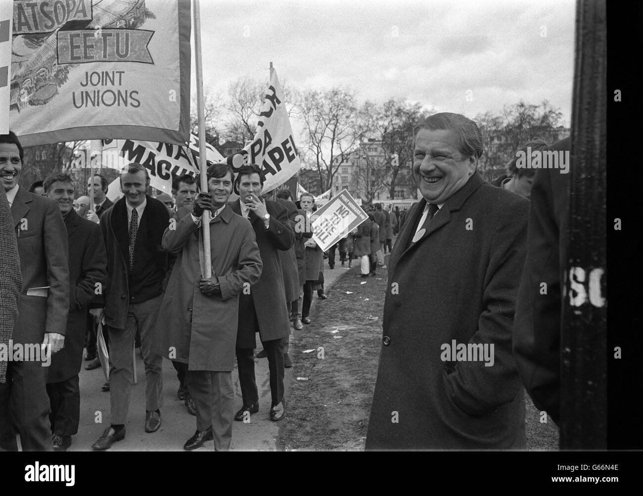 Sunny lächelt zu einer ernsten Gelegenheit für TUC-Generalsekretär Vic Feather und Gewerkschaftdemonstranten, als sie einen marsch vom Speaker's Corner Hyde Park zum Trafalgar Square in einer organisierten Parade gegen das Gesetz für Arbeitsbeziehungen der Regierung starteten. Stockfoto