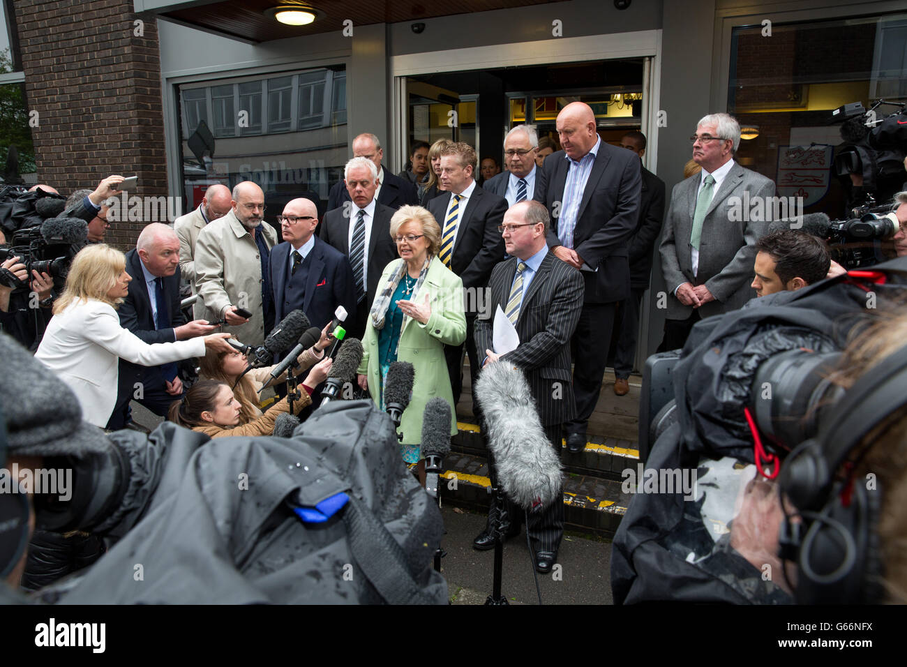 Julie Hambleton an der Untersuchungsrichter Entscheidung, Obduktionen in den Tod von Menschen in den Birmingham Pub Bombenanschlägen getötet wiederzueröffnen. Stockfoto