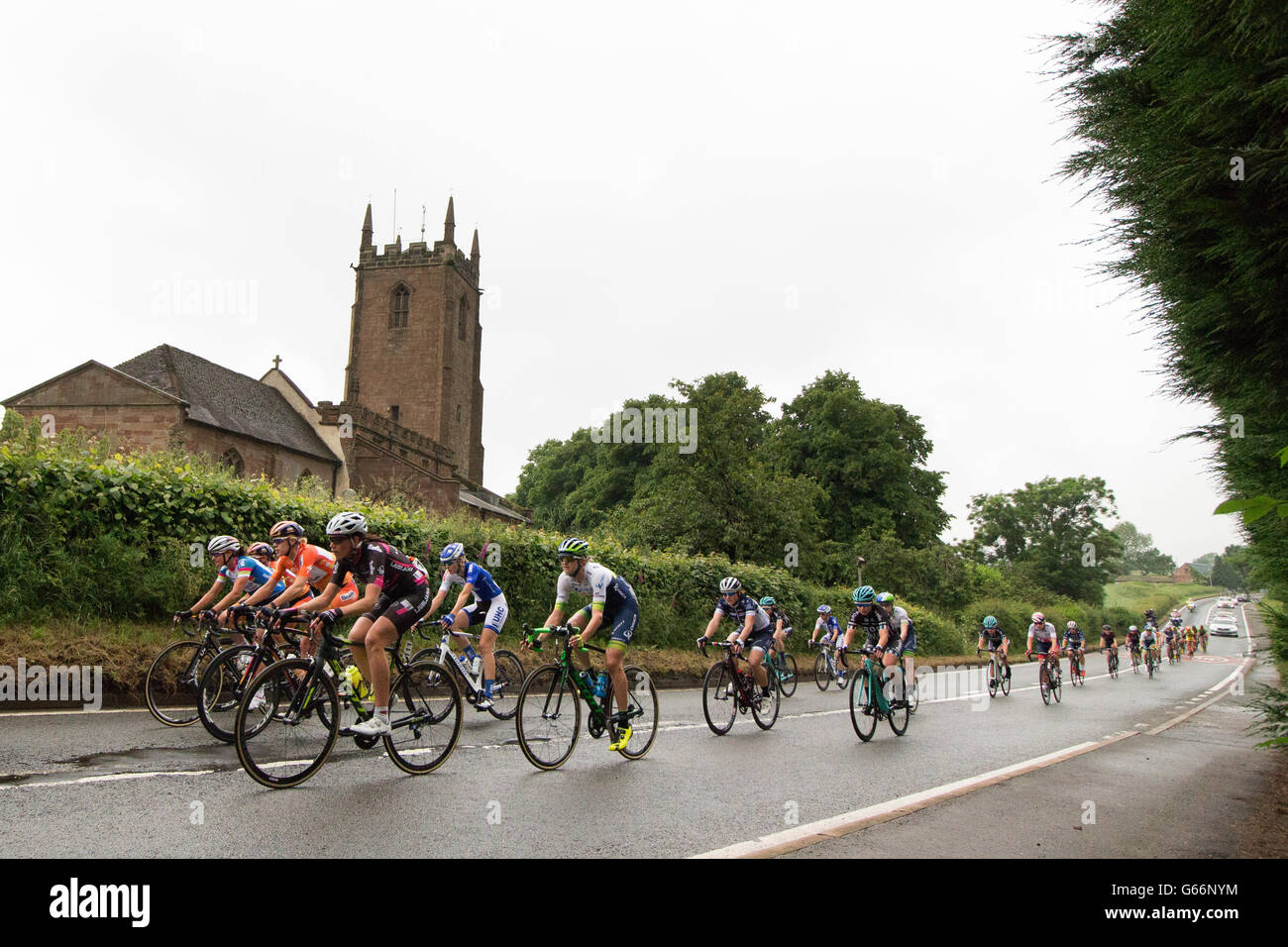 Die 2016 Damen Tour pass St. Laurence Church am Straßenrand in der Nähe von Ansley in Warwickshire Nuneaton auf der Bühne zwei des Rennens. Stockfoto