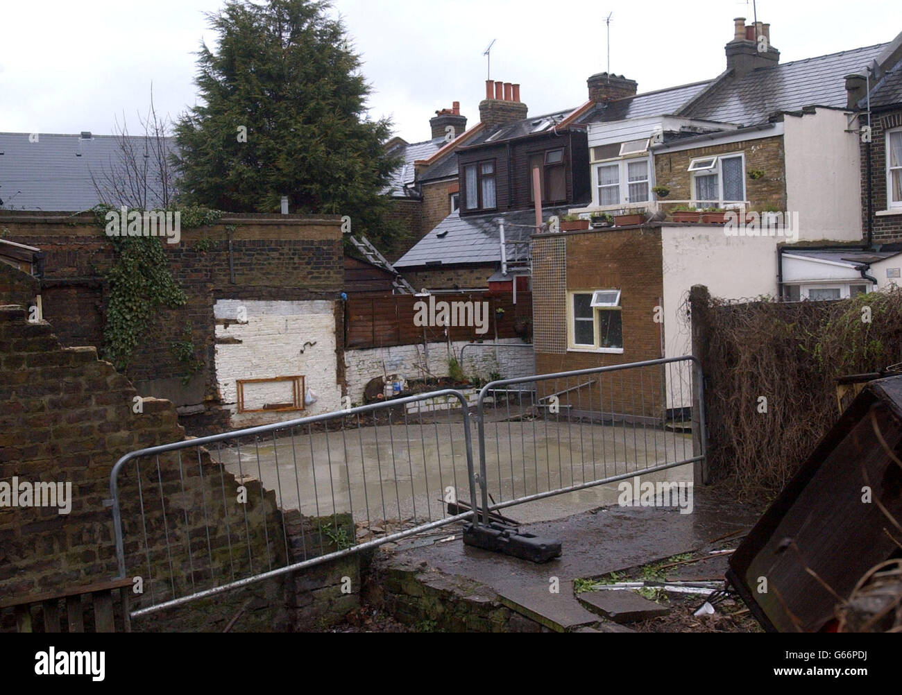 Der hintere Garten eines Hauses in der Lavender Street, Stratford, im Osten Londons, wo Arbeiter Hunderte Tonnen Beton in ein Loch gossen, das in einem Erdrutsch erschien, der vermutlich durch Arbeiten an der Eisenbahnverbindung des Ärmelkanals verursacht wurde. * rund 60 Bewohner wurden aus ihren Häusern evakuiert, nachdem sich das Loch auf der Rückseite der Grundstücke öffnete. Stockfoto