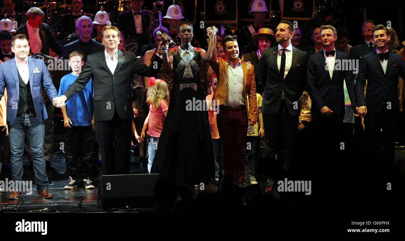 Joe McElderry (vierter rechts) leitet den Vorhang am Ende eines Galakonzerts in Aid of Help for Heroes im Dominion Theatre im Zentrum von London. Stockfoto