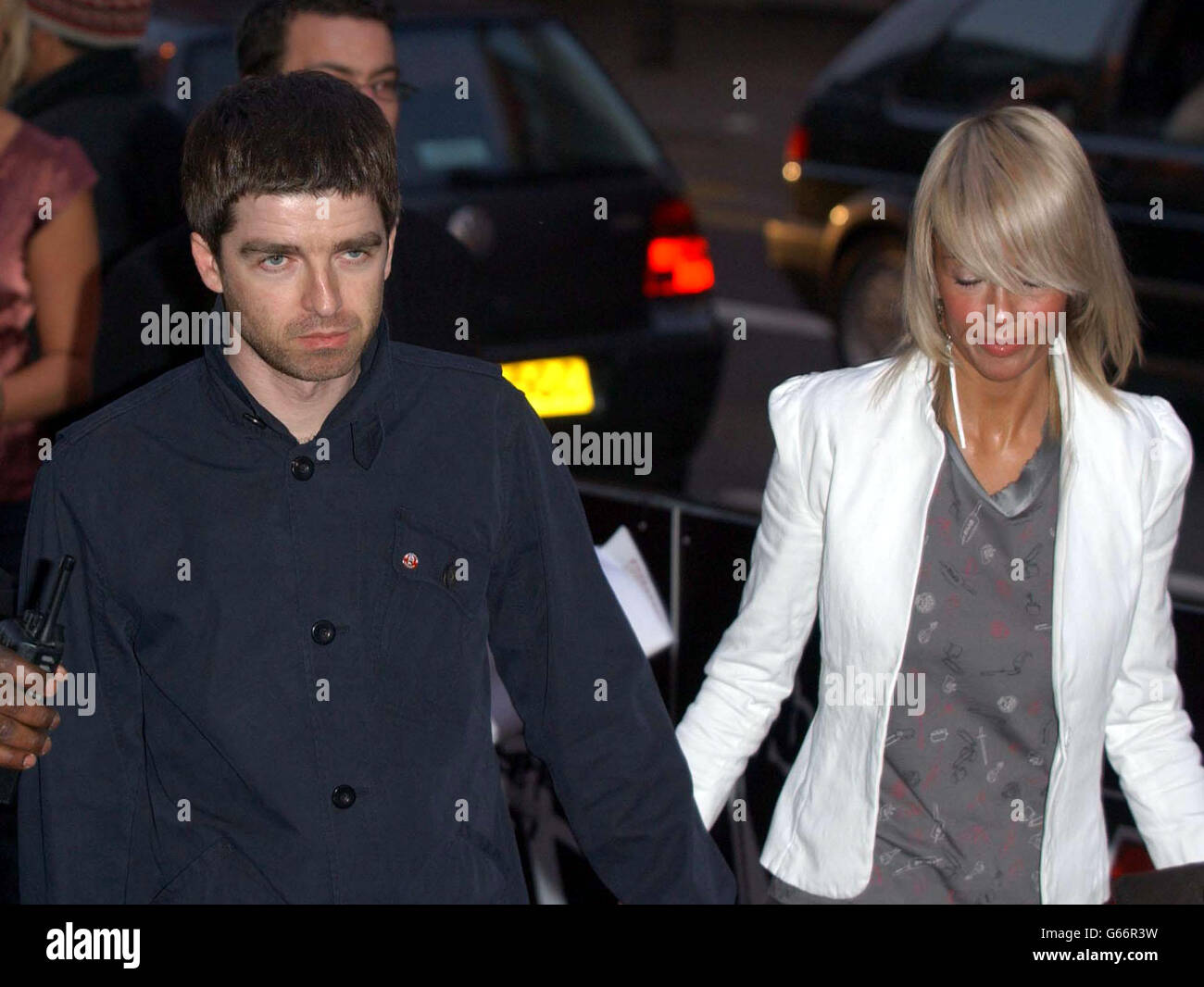 Noel Gallagher und seine Partnerin Sara MacDonald kommen für die NME Carling Awards bei Po Na im Westen Londons an. Stockfoto