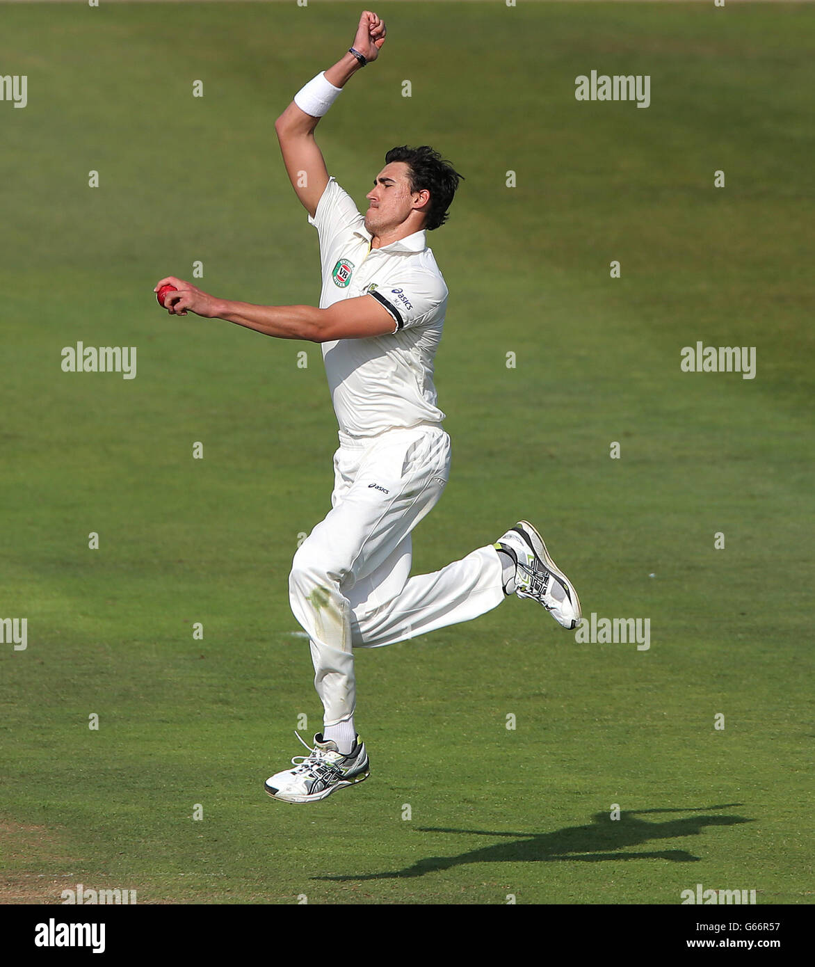 Australischer Bowler Mitchell Starc während des Spiels der International Tour auf dem County Ground, Taunton. Stockfoto