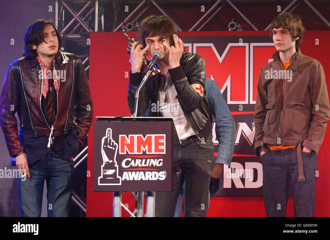 Die Libertines holen den Preis für die beste Neue Band während der NME Carling Awards im Po Na Na im Westen Londons ein. 08/09/2003: Pete Doherty, der wegen seiner Drogenprobleme aus der Gruppe entlassen wurde, wurde am Montag, den 8. September, im Richtergericht der Horseferry Road zu sechs Monaten Gefängnis verurteilt, nachdem er sich schuldig gemacht hatte, Barats Londoner Wohnung zu begraben. Stockfoto