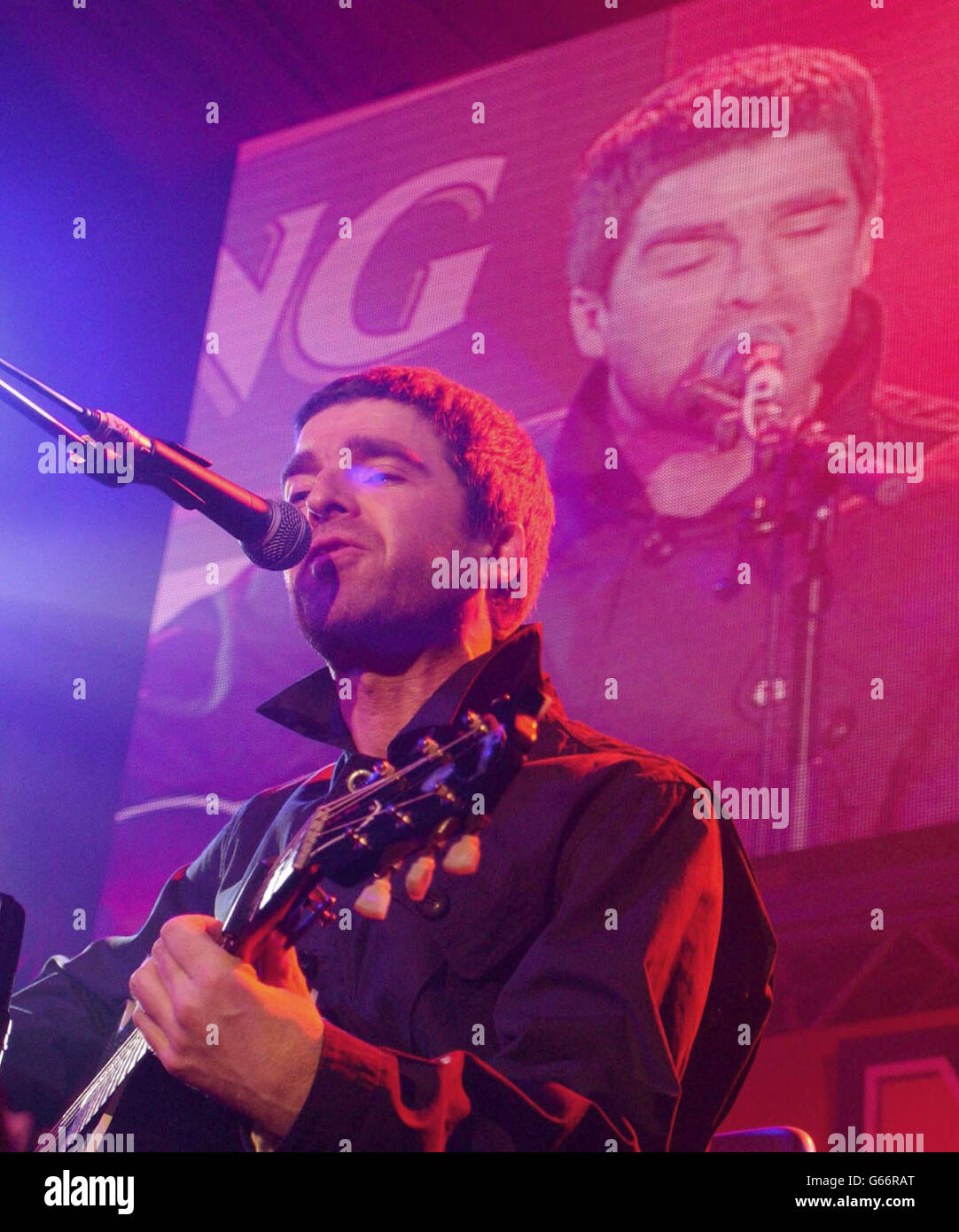 Noel Gallagher von der Rockband Oasis tritt auf der Bühne während der NME Carling Awards im Po Na Na im Westen Londons auf. Stockfoto