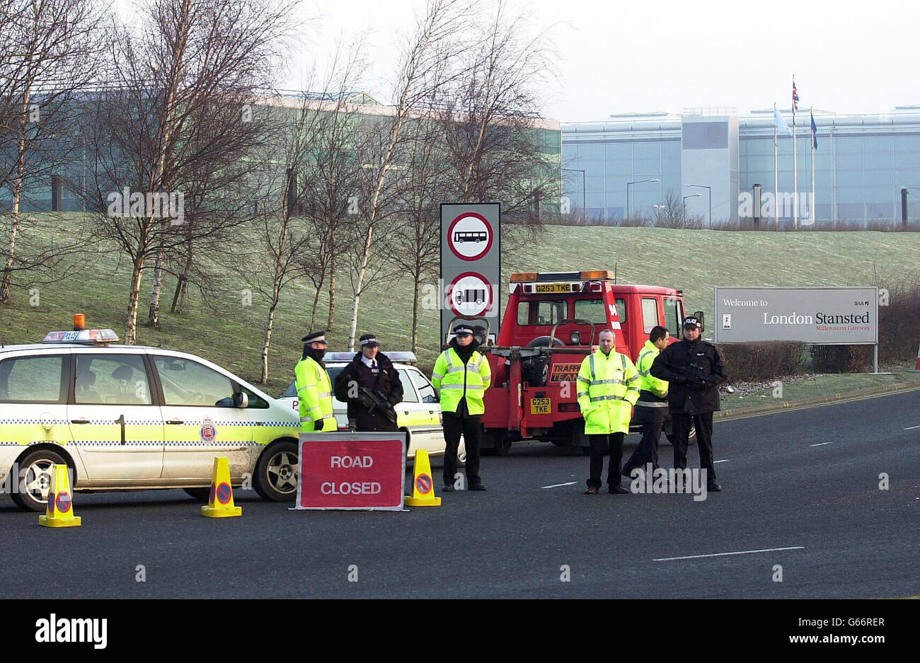 Bewaffnete Polizisten stehen an der Zufahrtsstraße zum Flughafen Stansted, der für den öffentlichen Verkehr gesperrt ist, auf der Wache. Die Polizei sperrte die Straße, die zum Haupteingang des Terminals des Flughafens von Essex führt. * Ein Sprecher sagte, die Maßnahme sei im Zusammenhang mit der Erhöhung der Sicherheit auf britischen Flughäfen. Stockfoto