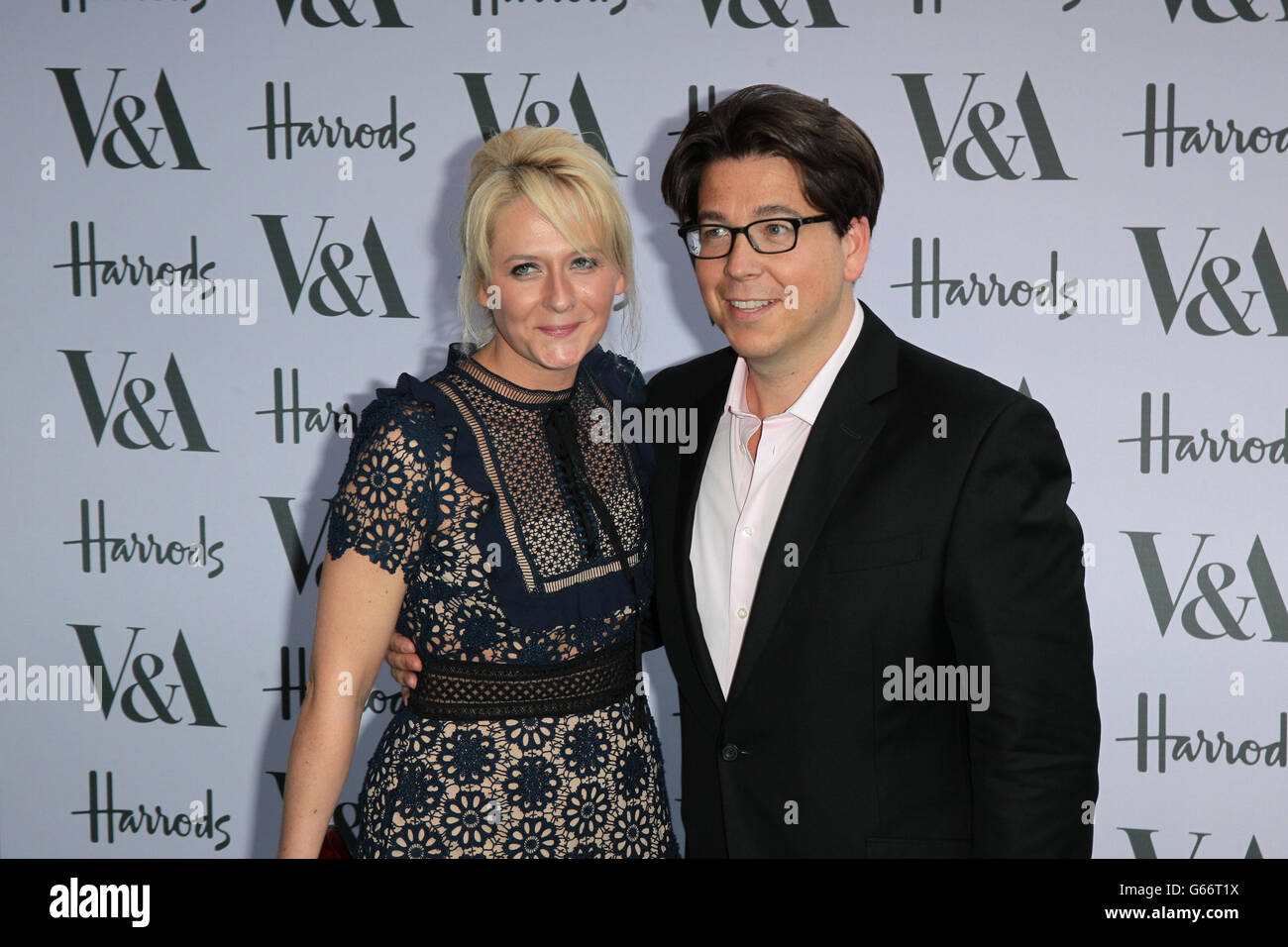 London England Juni 22 Michael Mcintyre Und Frau Kitty Kommen Fur Die V A Sommerfest Im Victoria And Albert Museum Stockfotografie Alamy