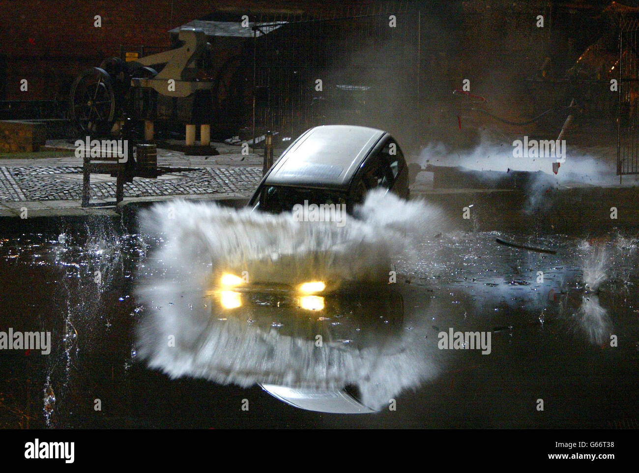 Der Serienmörder Richard Hillman fährt seine Familie kopfüber in einen Kanal, aber Fans von Hit SOAP Coronation Street ließen erraten, ob die dramatischen Szenen das Ende von The SOAP's kniffliger Dicky einlägen. *... Nachdem er Frau Gail über seine jüngste Tötung gestand, scheint der gefühllose Conman beabsichtigt zu haben, sie und seine Stiefkinder Sarah und David in ein wässriges Grab zu bringen. Aber Fans der Seife, die letzten Monat 17.5 Millionen Menschen gesehen haben, um Hillmans neuesten Mord zu sehen, wurden in Spannung gehalten, als die Bosse enthüllten, dass die Szene nur eines von mehreren für den Mörder geplanten Enden war. Stockfoto