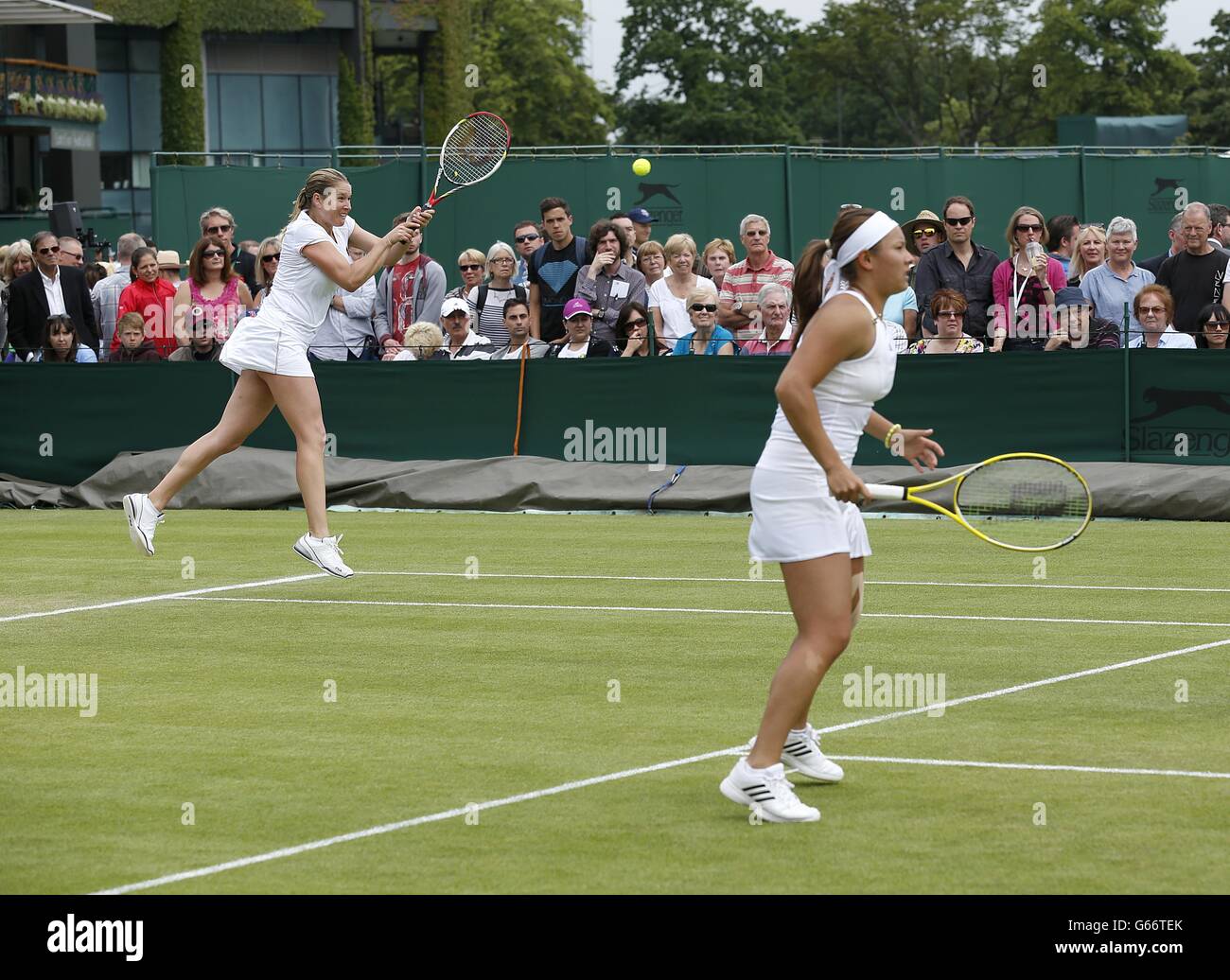 Großbritanniens Melanie South (links) und Tara Moore (rechts) im Einsatz gegen Spaniens Silvia Soler-Espinosa und Carla Suarez Navarro am vierten Tag der Wimbledon Meisterschaften im All England Lawn Tennis and Croquet Club, Wimbledon. Stockfoto