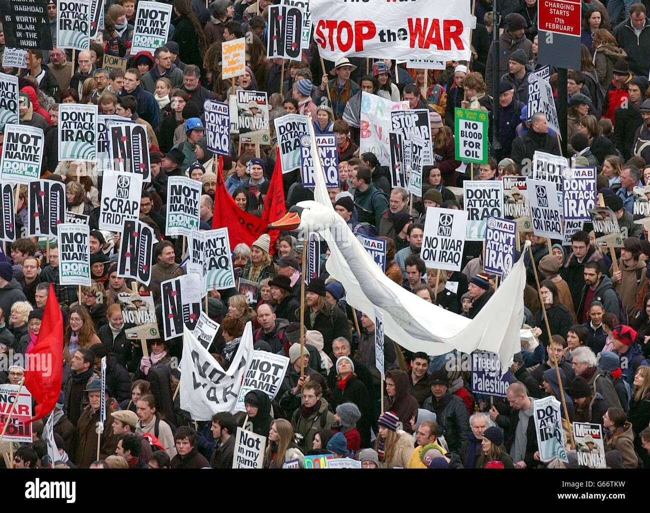Anti-Kriegs-Demonstranten machen sich auf dem Weg zur Kundgebung im Hyde Park den Piccadilly im Zentrum Londons entlang. Stockfoto