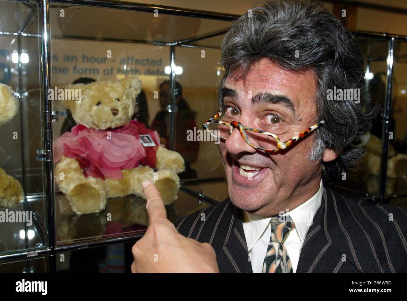 David Dickinson, Moderator von Bargain Hunt, beim Start einer Auktion von berühmten signierten Teddybären am London College of Fashion. *..der abgebildete Bär wurde von John Galliano entworfen und dürfte einer der meistverkauften Bären in der Region 1000 sein. Das gesamte Geld, das gesammelt wurde, geht an die BDF (Birth Defects Foundation) und ist Teil einer Initiative namens 'Nehefrau Action' der Wohltätigkeitsorganisation BDF. Stockfoto