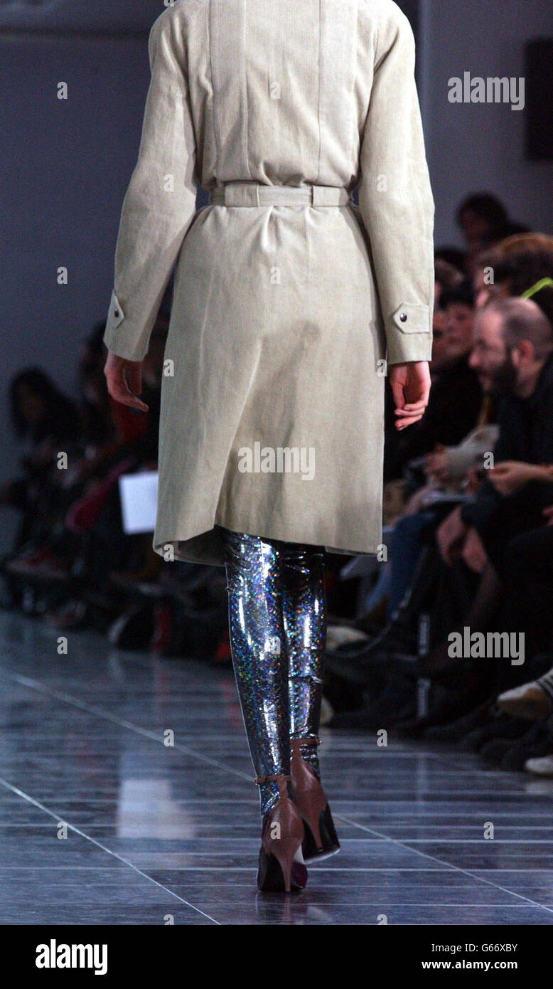 Ein Model trägt eine Kreation der Designerin Sophia Kokosalaki während der Herbst/Winter 2003 Kollektion Catwalk Show im Rahmen der London Fashion Week, in 1 St John's Lane, London. Stockfoto