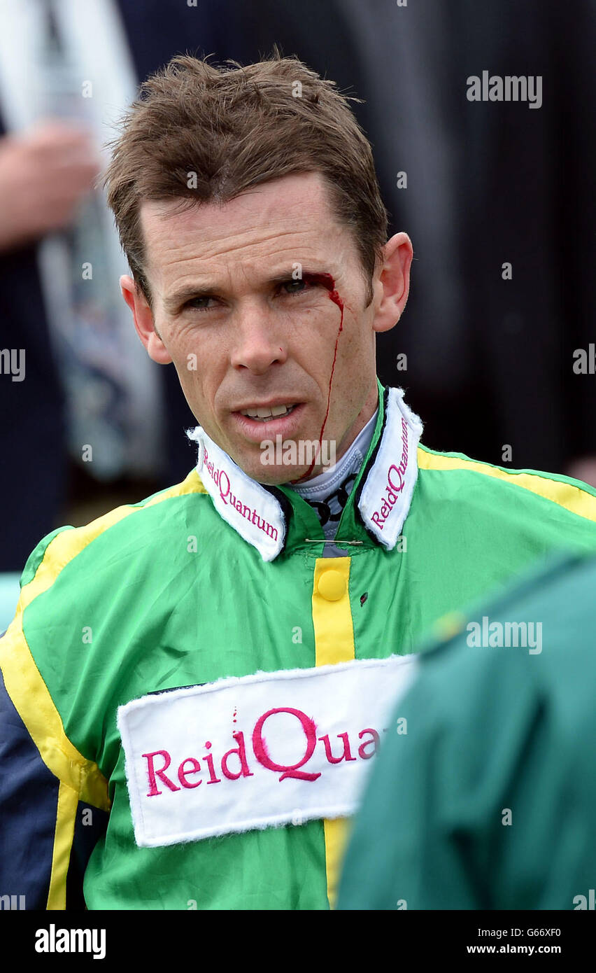 Jockey Graham Lee blutet von einem Gesichtsschnitt, eine Verletzung, die er erlitten, als er seinen Mount Son Du Silence rund um das Paddock vor dem Betfred Watch TV schiebt Handicap während John Smiths Northumberland Plate Day auf der Newcastle Racecourse, Newcastle. Stockfoto