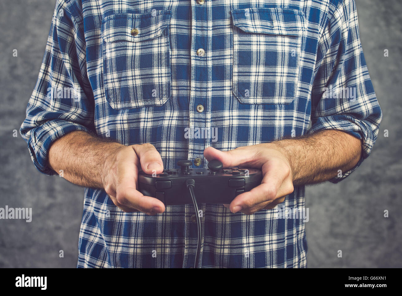 Gamer im karierten Hemd Videospiel mit Gamepad, Gaming und Entertainment-Konzept Stockfoto