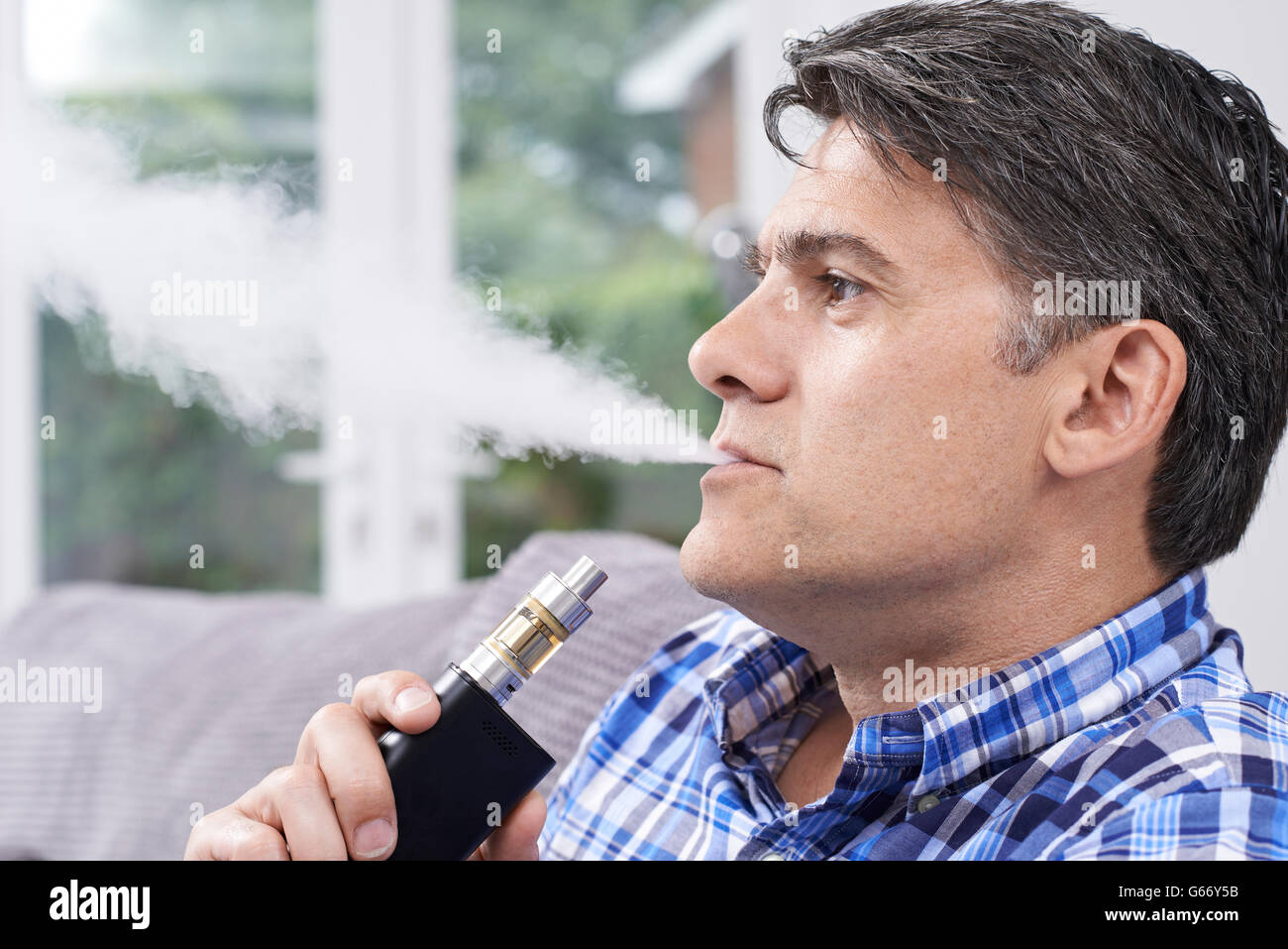 Reifen Sie Mann mit schnell als Alternative Rauchen Stockfoto