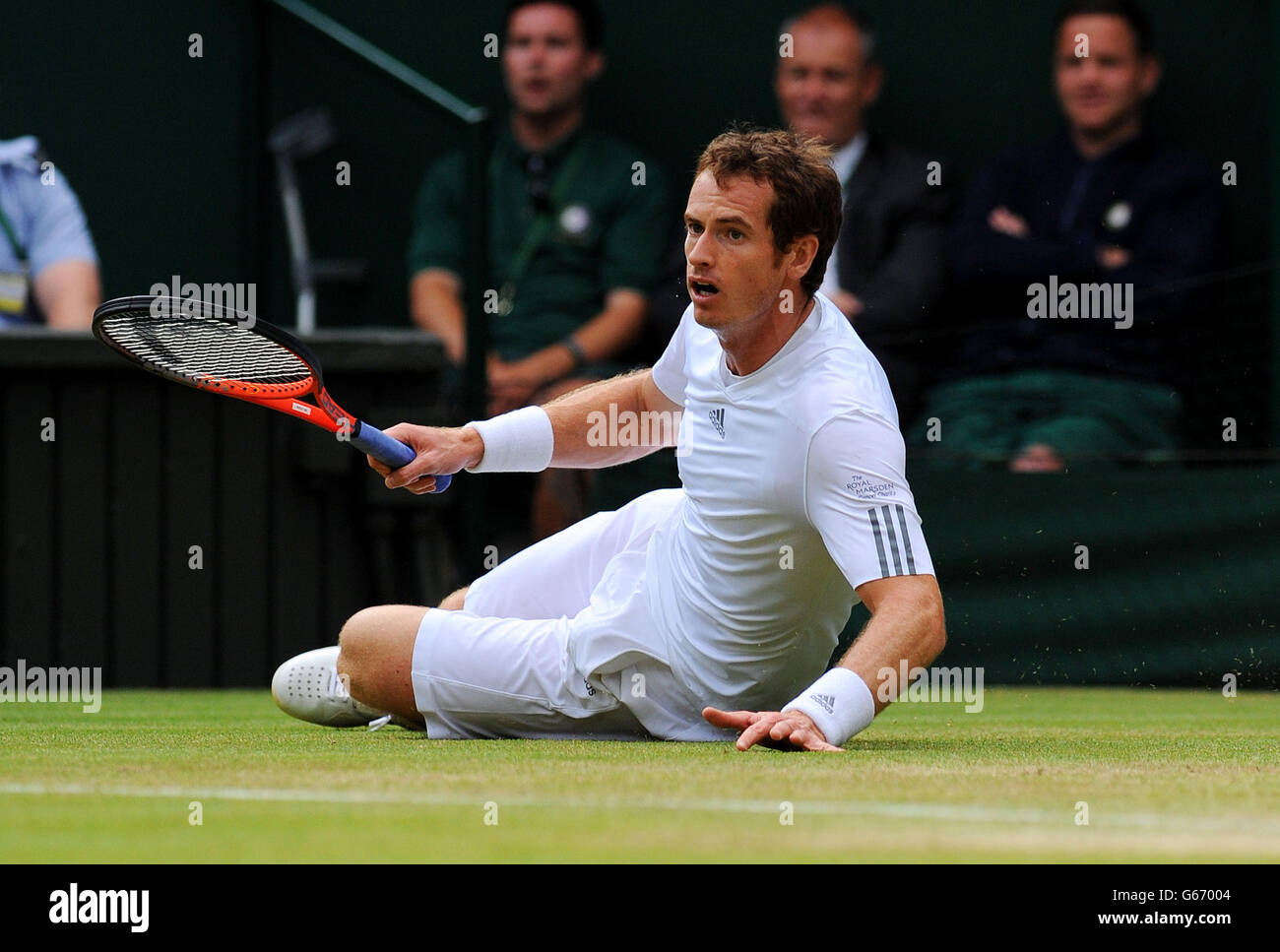 Andy Murray aus Großbritannien ist am Boden, nachdem er während des neunten Tages der Wimbledon Championships beim All England Lawn Tennis and Croquet Club in Wimbledon in seinem Spiel gegen den spanischen Fernando Verdasco um den Ball getaucht war. Stockfoto