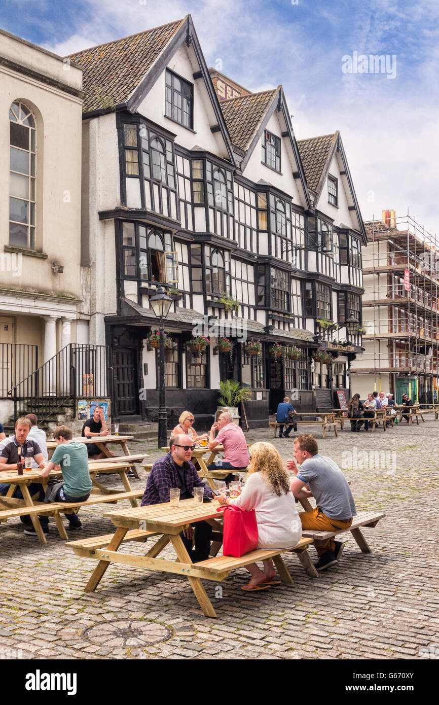 Leute sitzen außerhalb der Llandoger Trow, aus dem Jahre 1664, jetzt als Brauer Fayre Pub King Street, Bristol, England... Stockfoto