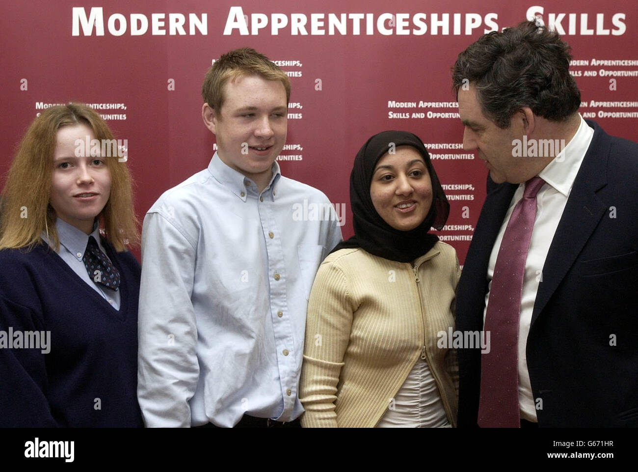Kanzler Gordon Brown chattet mit Auszubildenden (von links nach rechts) Claire Wright, 20, von Maidstone, James Greaves, 15, Von Cleckheanton und Waheeda Rahman, 18, aus Huddersfield, nachdem sie Pläne zur Erweiterung des modernen Ausbildungsprogramms angekündigt hatten. * in einer Rede in der Downing Street 11 haben Brown und der Minister für Bildung und Qualifikationen Charles Clarke eine "Task Force" aus Industriellen, Führungskräften von Unternehmen und Ausbildern ins Leben gerufen, die für das Trommeln des Arbeitgeberinteresses an Lehrstellen verantwortlich sind. Den Vorsitz der Gruppe führt Sir Roy Gardner, Geschäftsführer des Energieriesen Centrica. Stockfoto