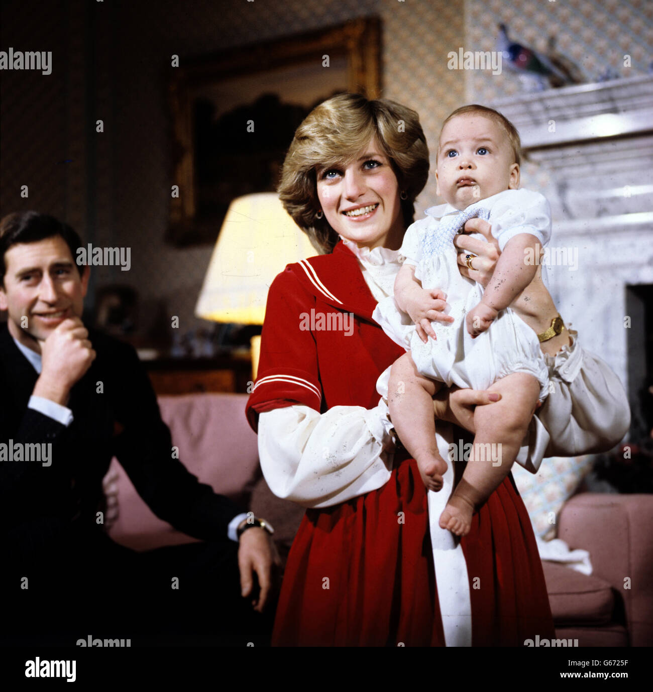 Prinzessin Diana und Prinz Charles mit ihrem kleinen Sohn Prinz William bei einer Fotozelle im Kensington Palace. Stockfoto