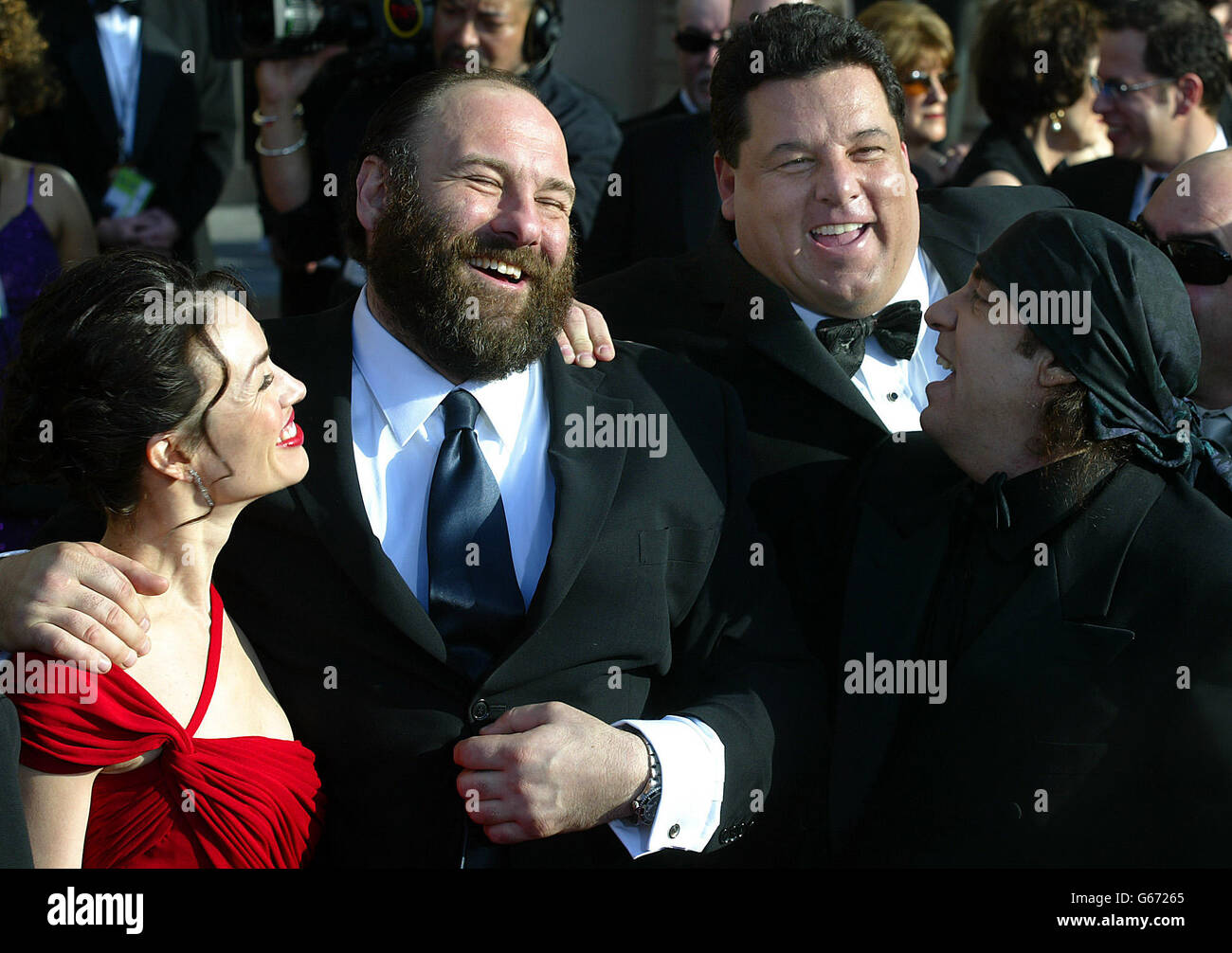 Sopranos-Schauspieler James Gandolfini (zweiter von links) lacht mit den Co-Stars Steve R. Schirripa und Steven Van Zandt auf dem roten Teppich bei den 9. Jährlichen Screen Actors Guild Awards im Shrine Auditorium in Los Angeles. Stockfoto