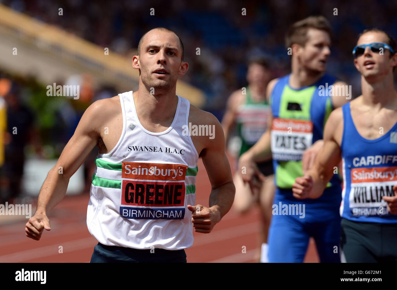 Dai Greene (links) schlägt Rhys Williams (rechts) und gewinnt die 400-m-Hürden der Herren während der British Championships und World Trials im Alexander Stadium, Birmingham. Stockfoto