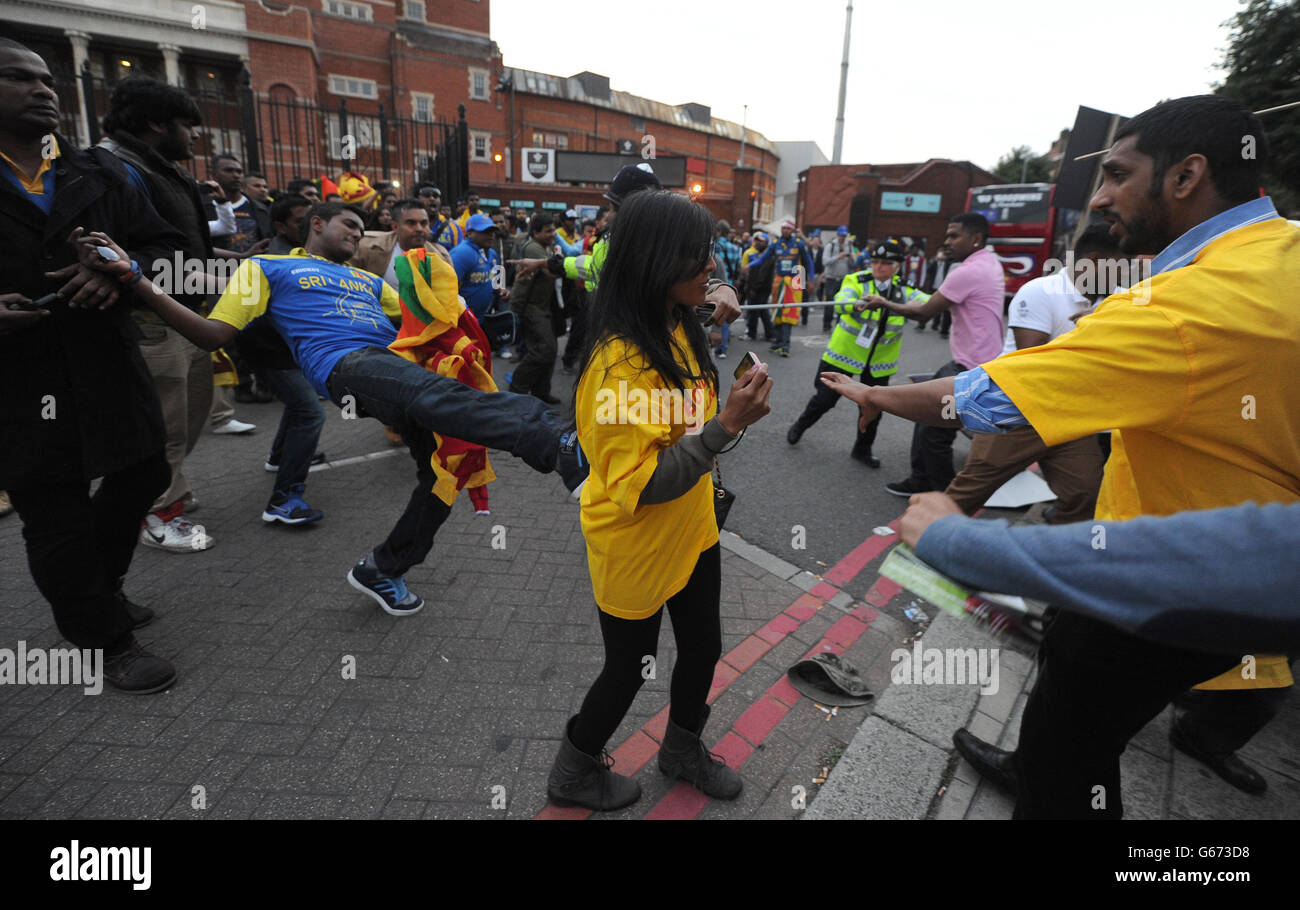 Sri-lankische Cricket-Fans stoßen nach dem ICC Champions Trophy-Spiel im Oval, London, auf Polizei und Demonstranten aus dem Ausweisung Sri Lankas aus der Commonwealth-Protestgruppe. Stockfoto