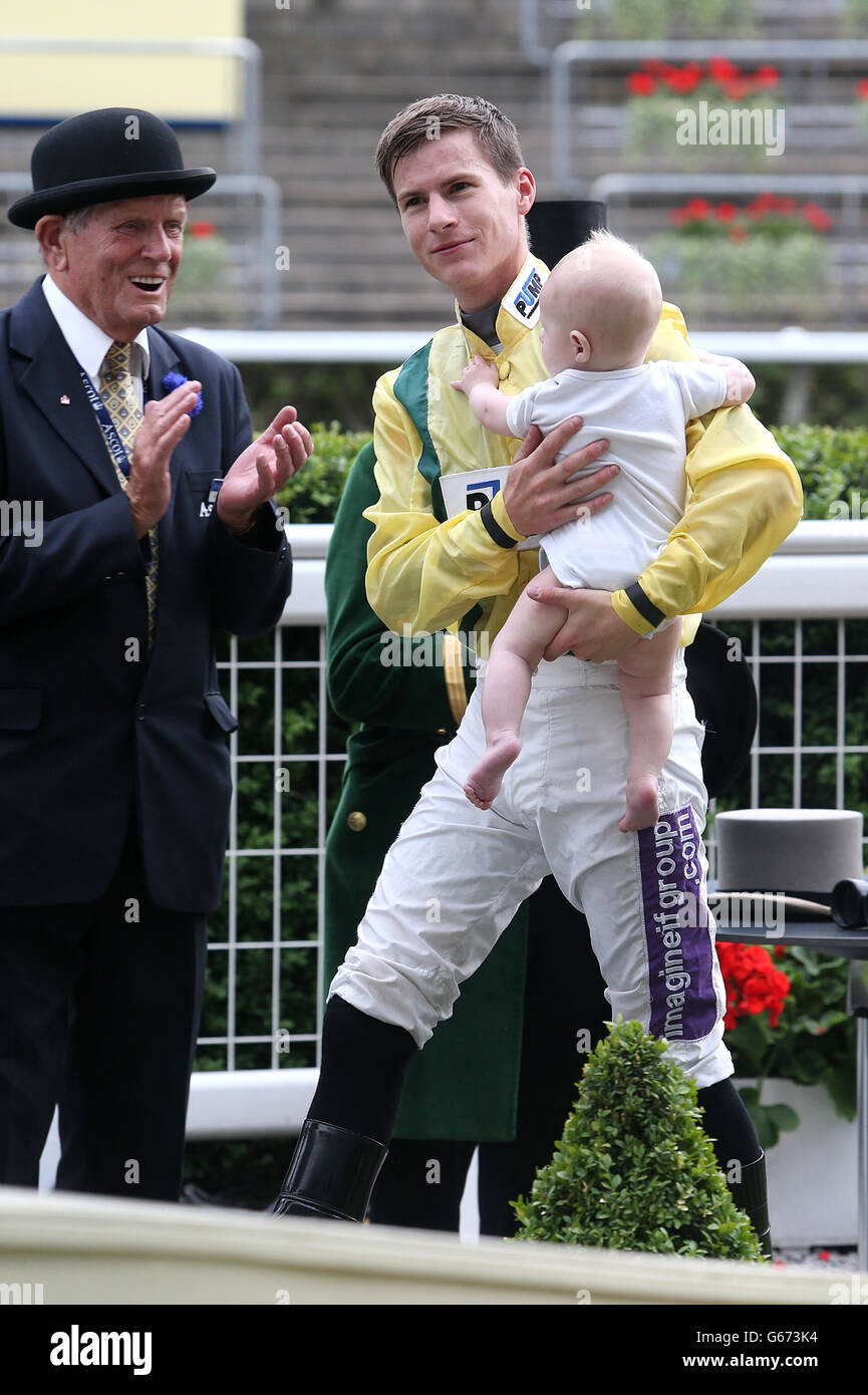 Jockey Richard Kingscote auf dem Weg zum Podium, nachdem er am zweiten Tag des Royal Ascot-Treffens auf der Ascot Racecourse in Berkshire den Sandringham Handicap gewonnen hatte. Stockfoto