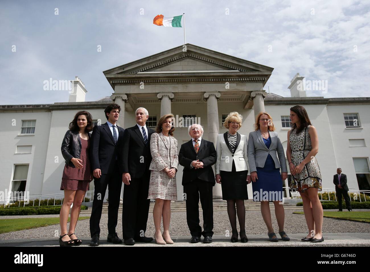 Der irische Präsident Michael D Higgins chattet mit Caroline Kennedy (Mitte) mit Rose , John, Edwin Schlossberg, Sabina Higgins, Mary Higgins und Tatiana, der Tochter von John F. Kennedy in Aras an Uachtarain, der offiziellen Residenz des Präsidenten in Dublin. Mitglieder der Kennedy-Familie sind in Irland, um an einer Reihe von Veranstaltungen teilzunehmen, die 50 Jahre seit seinem Besuch stattfinden sollen. Stockfoto