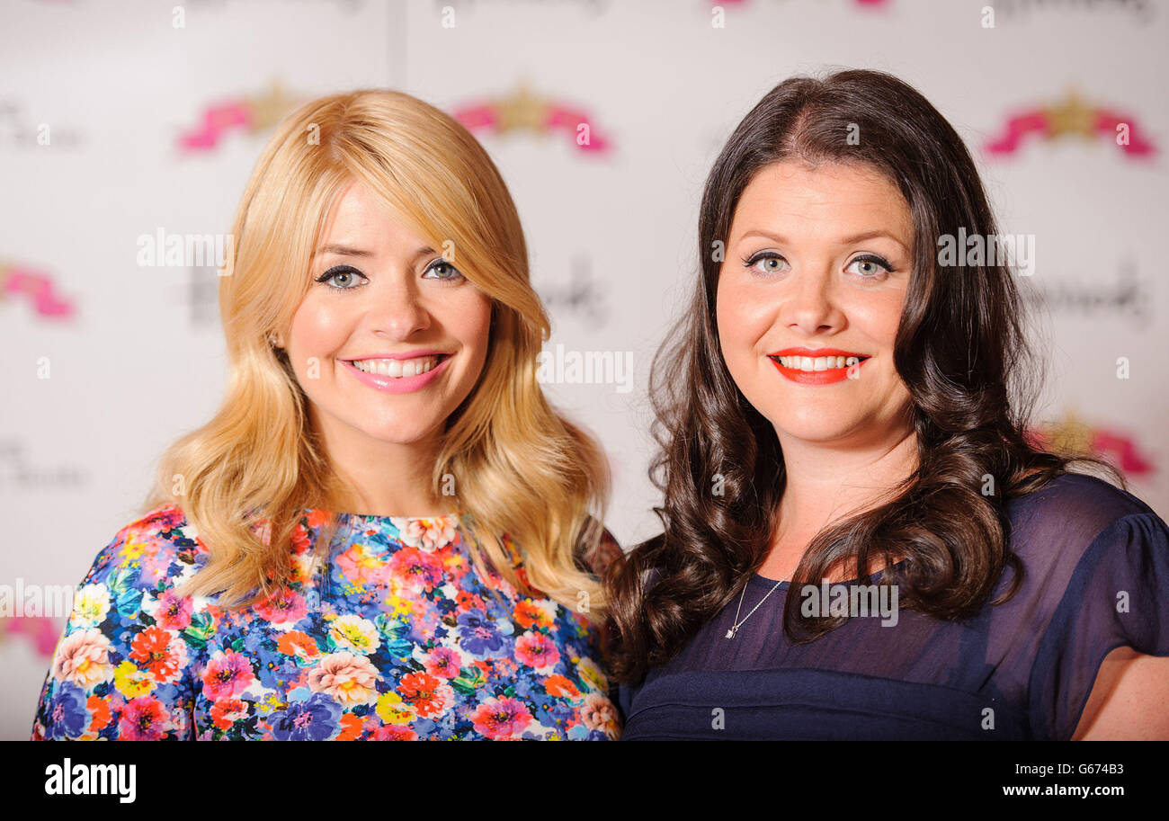 Holly Willoughby und ihre Schwester Kelly Willoughby bei einer Autogrammstunde für ihr Buch "School for Stars", in Harrods, im Westen Londons. Stockfoto