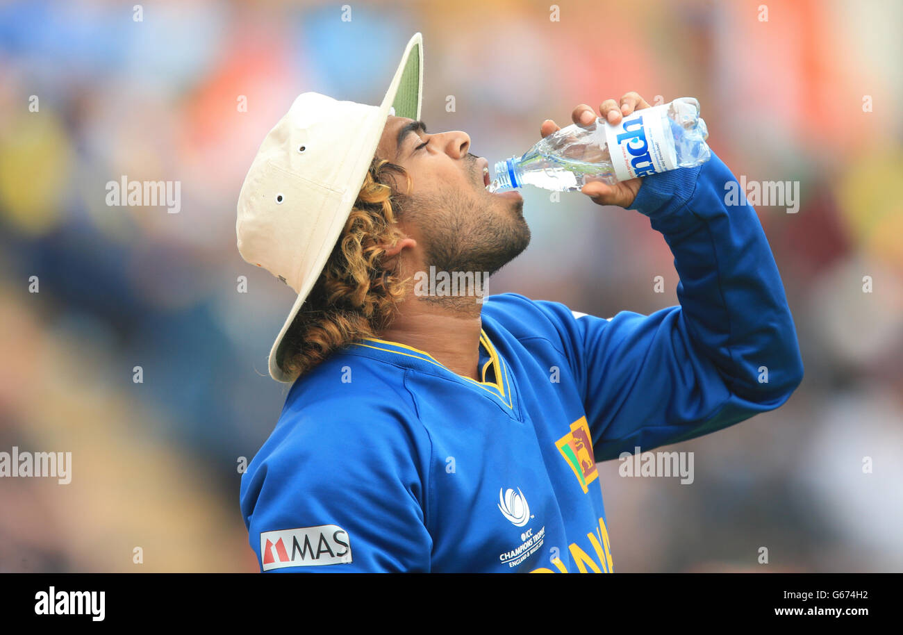 Cricket - ICC Champions Trophy - Halbfinale - Indien - Sri Lanka - SWALEC Stadium. Der Sri-lankische Lasith Malinga trinkt Wasser Stockfoto