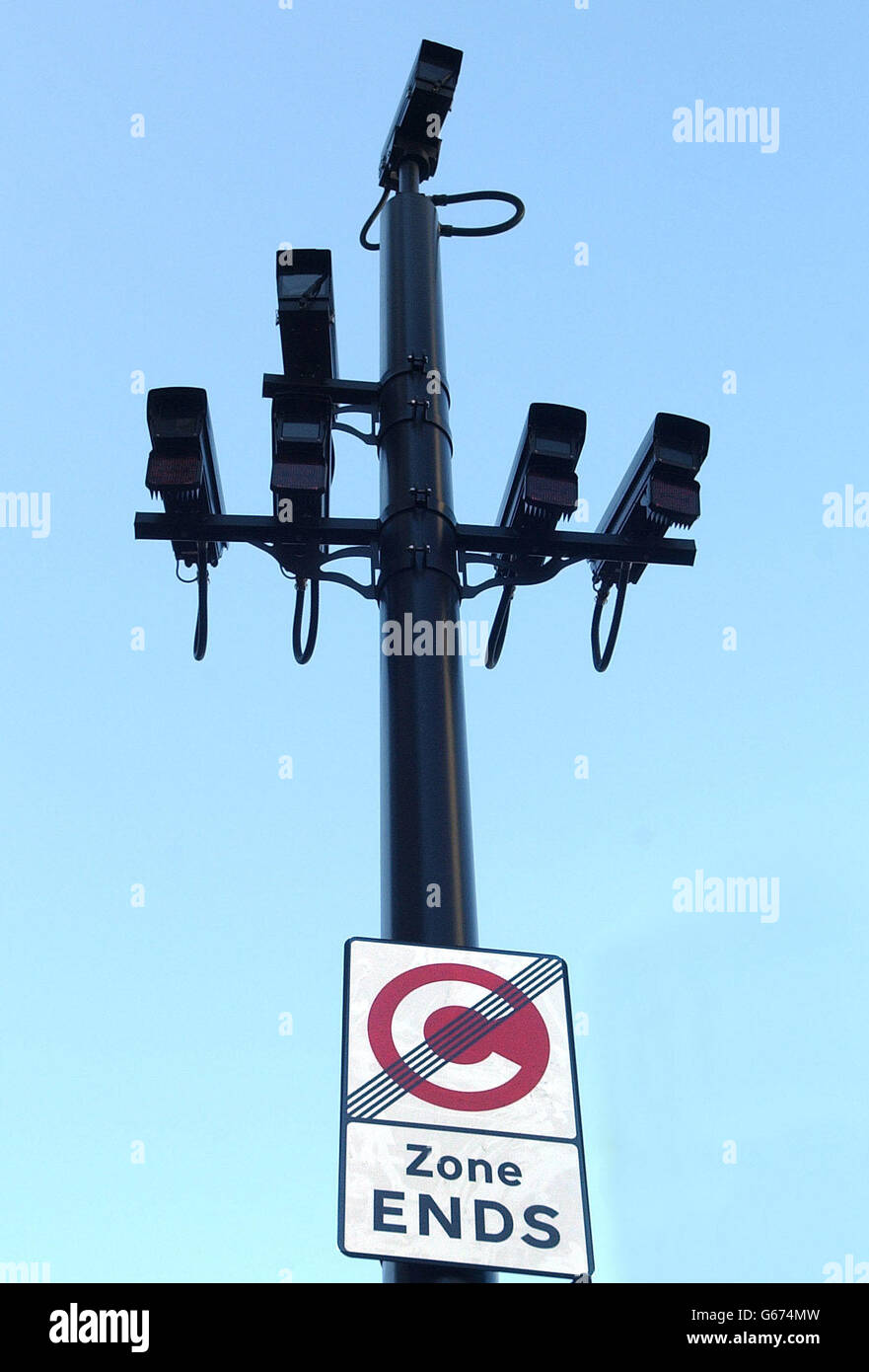 Kameras zur Durchsetzung der Staugebühr in der Victoria Street im Zentrum von London vor der Einführung im Februar 17. Laut dem Londoner Bürgermeister Ken Livingstone haben sich mehr als 150,000 Fahrzeuge und Menschen für die Staugebühr angemeldet. * dazu gehören 6,000 Personen, die sich für den ersten Tag der Gebühr von 5 für die Fahrt mit einem Auto in die Londoner Innenstadt angemeldet haben. 14/2/03: Kameras sollen zur Durchsetzung der Staugebühr eingesetzt werden, die Autofahrer so gut davon abhalten könnte, ihre Autos zu benutzen, dass die öffentlichen Verkehrsmittel überfordert sind und das Programm weniger Geld verdient als erhofft, warnt ein Bericht. Stockfoto